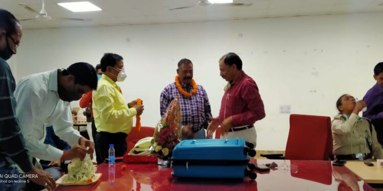 Jamshedpur-Bistupur-police-station-Farewell : बिष्टुपुर थाना में समारोहपूर्वक दी गई सेवानिवृत्त हवलदार शंभु नाथ ठाकुर को विदाई Jamshedpur-Bistupur-police-station-Farewell : बिष्टुपुर थाना में समारोहपूर्वक दी गई सेवानिवृत्त हवलदार शंभु नाथ ठाकुर को विदाई