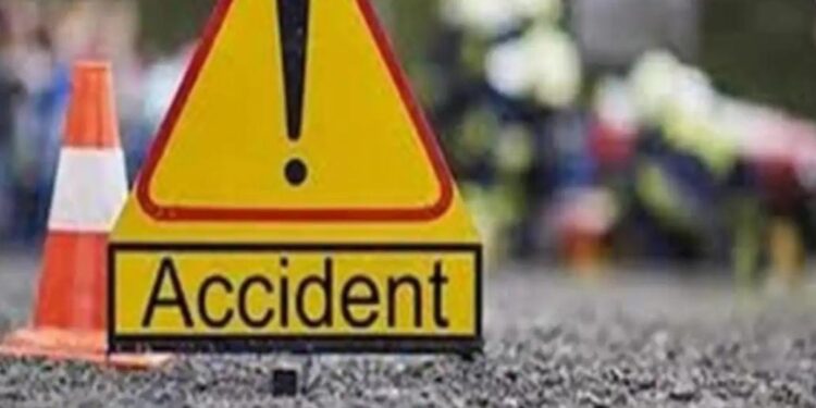 Saraikela-accident : अनियंत्रित टेम्पो ने खड़ी ट्रेलर में मारी टक्कर, चार घायल, दो की हालत गंभीर