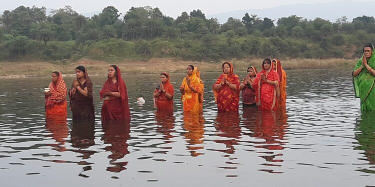 Jamshedpur-chhath : छठ महापर्व पर अस्ताचलगामी भगवान भास्कर को अर्घ्य देने नदी-घाटों पर उमड़े श्रद्धालु, उदीयमान सूर्य को अर्घ्य के साथ महापर्व का समापन कल Jamshedpur-chhath : छठ महापर्व पर अस्ताचलगामी भगवान भास्कर को अर्घ्य देने नदी-घाटों पर उमड़े श्रद्धालु, उदीयमान सूर्य को अर्घ्य के साथ महापर्व का समापन कल
