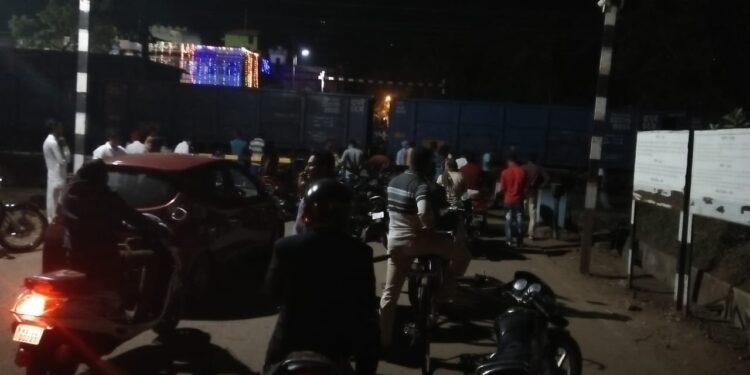 Jamshedpur-rural : हॉस पाइप खुलने से क्रोसिंग पर 10 मिनट तक रुकी मालगाड़ी, फाटक हुआ जाम