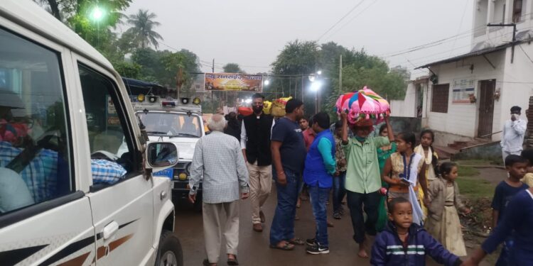 Jamshedpur-chhath : बारिश और ठंड पर भारी पड़ी आस्था, झमाझम बारिश के बीच व्रतियों ने भगवान भास्कर को दिया अर्घ्य