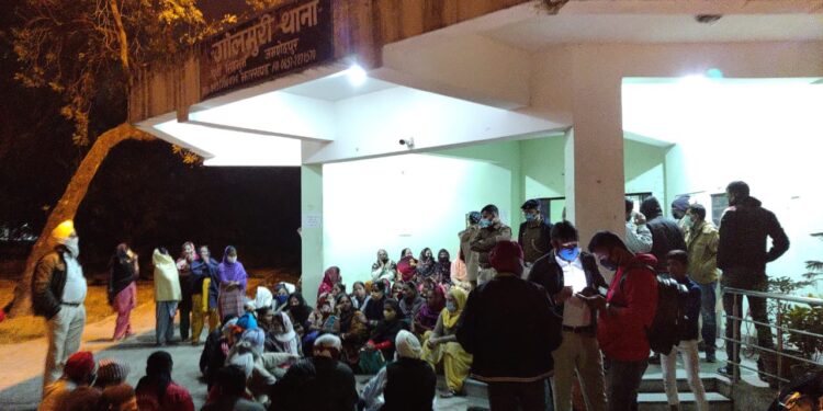 jamshedpur-public-protest-गोलमुरी में महिला के साथ मारपीट के खिलाफ सिख समुदाय ने घेरा थाना, दी चेतावनी-गिरफ्तारी नहीं तो सड़क पर उतरेगा सिख समाज-video