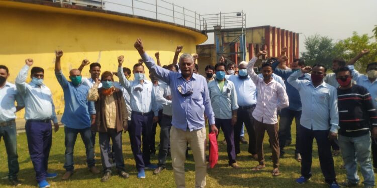 Jamshedpur : मानगो वाटर ट्रीटमेंट प्लांट में कर्मचारियों ने किया प्रदर्शन, कल तक बोनस नहीं प्लांट में काम-काज ठप करने का ऐलान, क्षेत्र में 25 हजार आबादी के समक्ष जल संकट की आशंका Jamshedpur : मानगो वाटर ट्रीटमेंट प्लांट में कर्मचारियों ने किया प्रदर्शन, कल तक बोनस नहीं प्लांट में काम-काज ठप करने का ऐलान, क्षेत्र में 25 हजार आबादी के समक्ष जल संकट की आशंका