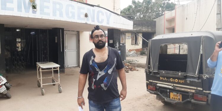 Jamshedpur : पिलर उठाने को लेकर हुई कहा-सुनी, पड़ोसी पर ईंट से हमला, एक घायल Jamshedpur : पिलर उठाने को लेकर हुई कहा-सुनी, पड़ोसी पर ईंट से हमला, एक घायल