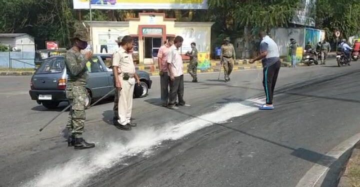 Jamshedpur : जुबिली पार्क गेट के समीप गिरे मोबिल के कारण नियंत्रण खोकर गिरे बाइक चालक, पुलिस ने साफ कराया