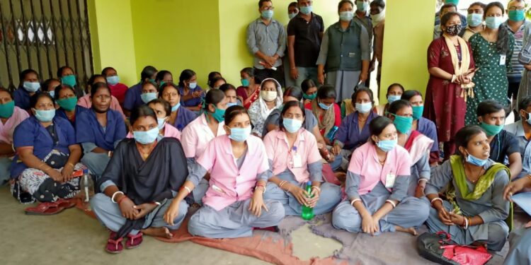 Jamshedpur : सात साल काम करने के बाद अब सदर अस्पताल के अउटसोर्स कर्मियों को सरकार ने थमा दिया बर्खास्तगी का नोटिस, कोरोना काल में निभाई अहम भूमिका, कर्मी हड़ताल पर