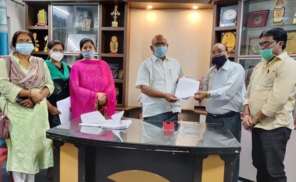 Ku-contract-based-teachers-union : विधायक सरयू राय से मिले कोल्हान विश्वविद्यालय के संविदा आधारित शिक्षक, मांगों से अवगत कराया, विधायक ने कहा-लॉकडाउन अवधि का पैसा भुगतान से संबंधित सरकार ने जारी कर दिया है दिशा-निर्देश