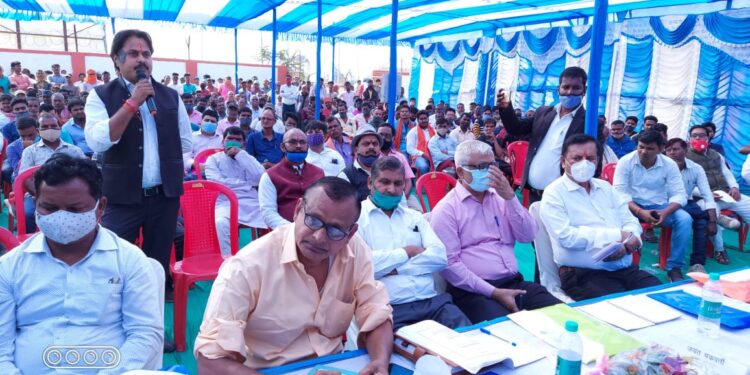 Tandwa : आम्रपाली : लोकसुनवाई में पर्यावरण स्वीकृति का गांव वालों ने किया विरोध, सीसीएल के 25 मिलियन टन कोल उत्पादन के सपनों पर लगा ग्रहण Tandwa : आम्रपाली : लोकसुनवाई में पर्यावरण स्वीकृति का गांव वालों ने किया विरोध, सीसीएल के 25 मिलियन टन कोल उत्पादन के सपनों पर लगा ग्रहण