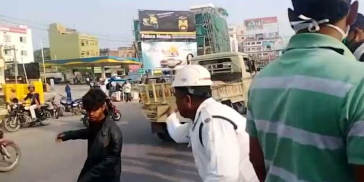 Jamshedpur-traffic-police-action : प्रेस लिखी गाड़ी को ट्रैफिक डीएसपी ने पकड़ा, सभी कागजात फेल, कार से जेएनएसी का पार्किंग टिकट भी बरामद