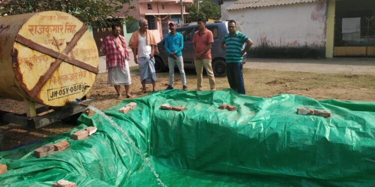 Jamshedpur : जिला परिषद उपाध्यक्ष राजकुमार सिंह ने निजी पानी टैंकर से बागबेड़ा में बने अस्थाई छठ घाटों पर पानी उपलब्ध कराया