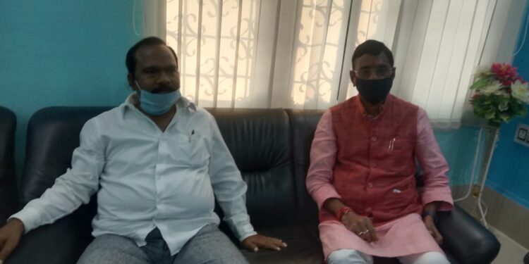 Saraikela-BJP : रांची सांसद संजय सेठ पहुंचे सरायकेला, डीसी से ईचागढ़ विस क्षेत्र की समस्याओं व निवारण पर की चर्चा, हेमंत सरकार को लिया आड़े हाथ, कहा-राज्य में जब-जब झामुमो की सरकार आयी है लूट, दुष्कर्म व हत्या के मामले बढ़े हैं