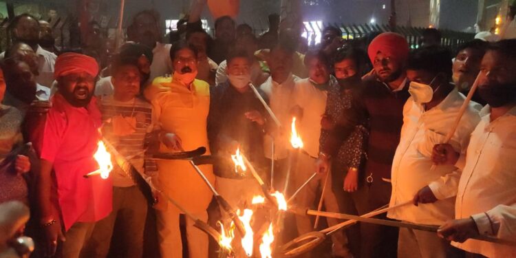 jamshedpur-bjp-जमशेदपुर भाजपा पत्रकार अर्नब गोस्वामी के पक्ष में सड़क पर उतरी, निकाला मशाल जुलूस, कहा-लोकतंत्र की हत्या कर रही कांग्रेस समर्थित महाराष्ट्र सरकार
