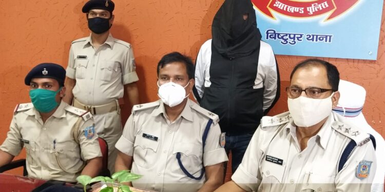 Jamshedpur-Crime : बागबेड़ा के तड़ीपार रंजीत साहू को बिष्टुपुर पुलिस ने किया गिरफ्तार, भेजा गया जेल Jamshedpur-Crime : बागबेड़ा के तड़ीपार रंजीत साहू को बिष्टुपुर पुलिस ने किया गिरफ्तार, भेजा गया जेल