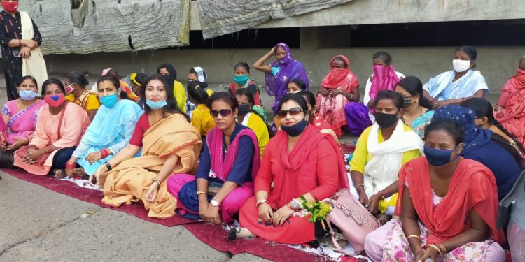 Jamshedpur : जुगसलाई में पटाखा लाइसेंस को लेकर धरने पर बैठी संस्कृति सोशल वेलफेयर ट्रस्ट की महिलाएं, सभी का लाइसेंस रद्द करना अथवा सभी को निर्गत करने की मांग