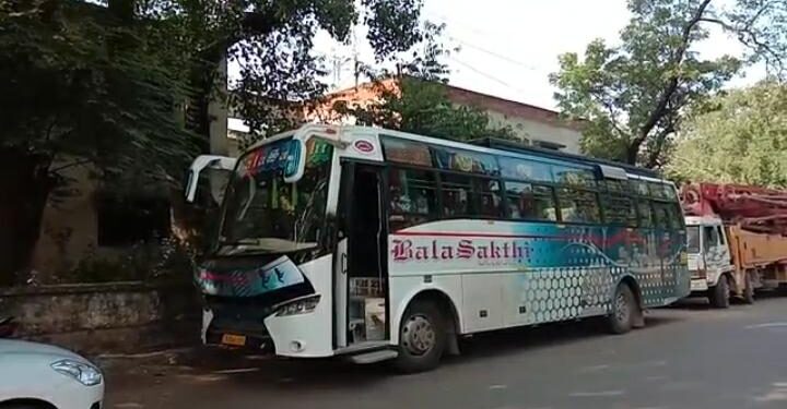 Saraikela : रोजगार के नाम पर युवक-युवतियों को तमिलनाडु ले जा रही बस को लोगों ने पकड़ा, बिना रजिस्ट्रेशन ले जाये जा रहे थे, पुलिस को सौंपा Saraikela : रोजगार के नाम पर युवक-युवतियों को तमिलनाडु ले जा रही बस को लोगों ने पकड़ा, बिना रजिस्ट्रेशन ले जाये जा रहे थे, पुलिस को सौंपा