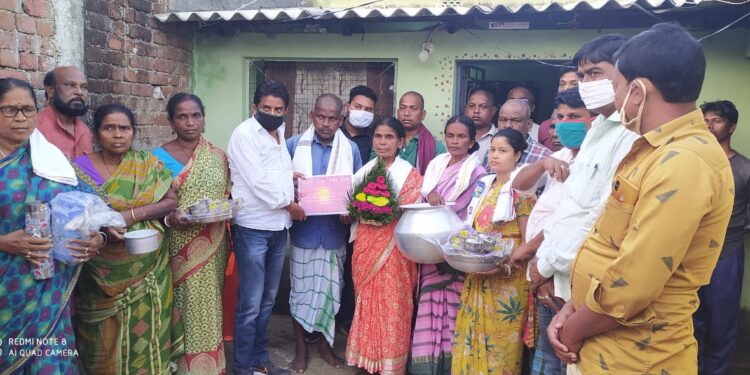 Jamshedpur-rural : बहरागोड़ा विधायक समीर महंती की अनोखी पहल, “बुजुर्ग बोझ नही होते” योजना के तहत स्व अम्बर हांसदा के परिजनों को किया सम्मानित