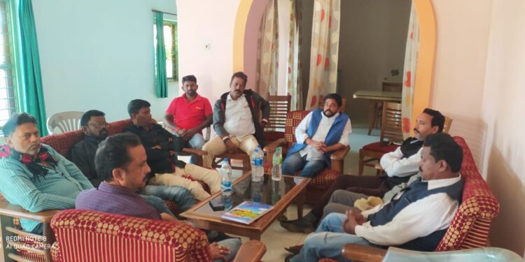 jamshedpur-rural-बहरागोड़ा गेस्ट हाउस में विधायक समीर महंती ने कार्यकर्ताओं के साथ की बैठक ,संगठन विस्तार पर की चर्चा jamshedpur-rural-बहरागोड़ा गेस्ट हाउस में विधायक समीर महंती ने कार्यकर्ताओं के साथ की बैठक ,संगठन विस्तार पर की चर्चा
