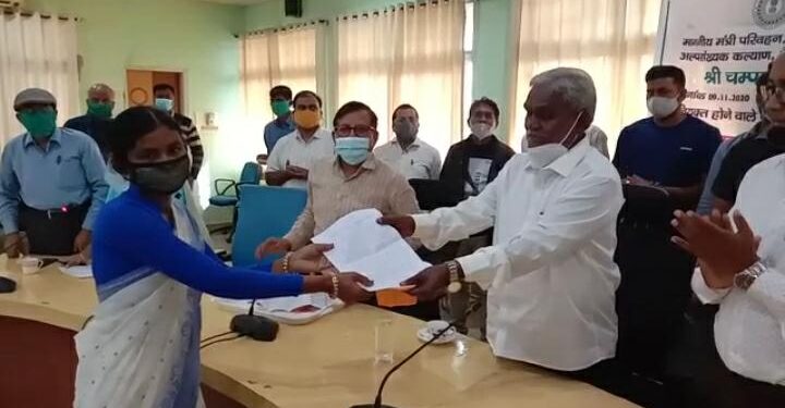saraikela-सरायकेला डीसी आफिस परिसर में आयोजित समारोह में मंत्री चंपई सोरेन ने तीन लोगों को नियुक्ति पत्र सौंपा