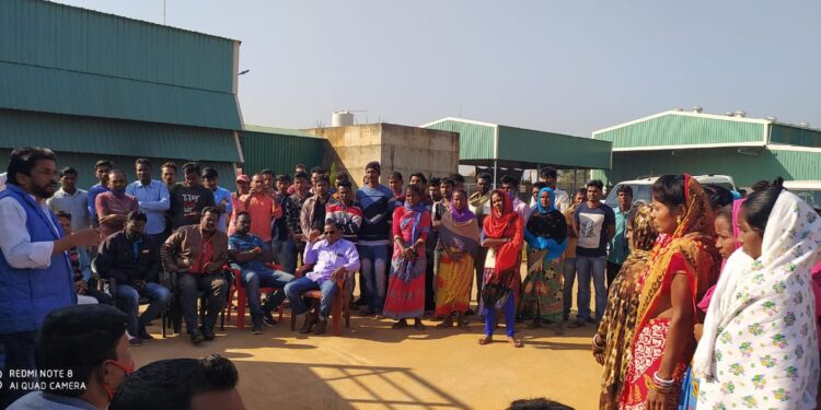 jamshedpur-rural-बहरागोड़ा के शारदा थार्मोकॉल प्लांट में विधायक ने मजदूर व प्रबंधन के साथ की बैठक, मजदूरों के मानदेय में प्रतिदिन 80 रुपए बढ़ोतरी पर बनी सहमति jamshedpur-rural-बहरागोड़ा के शारदा थार्मोकॉल प्लांट में विधायक ने मजदूर व प्रबंधन के साथ की बैठक, मजदूरों के मानदेय में प्रतिदिन 80 रुपए बढ़ोतरी पर बनी सहमति