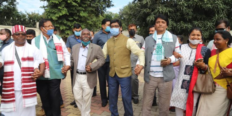 jharkhand-adivasi-celebrates-sarna-dharm-code-झारखंड कैबिनेट व विधानसभा से सरना धर्म कोड पारित होने की खुशी में झूठ उठा आदिवासी समुदाय, मुख्यमंत्री आवास में लहराया आदिवासी झंडा, मुख्यमंत्री का जोरदार अभिनंदन, ढोल-नगाड़ो और मांदर की थाप पर मुख्यमंत्री समेत तमाम झूमे-video-देखिये-video, सीएम ने क्या कहा