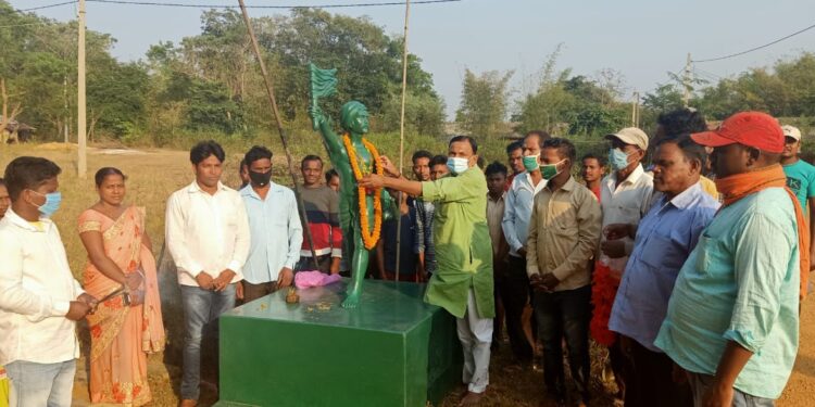 jamshedpur-rural-डॉ दिनेशानंद गोस्वामी ने बिरसा मुंडा को किया नमन, कहा- बिरसा के सपनों को साकार करने लिए युवा आगे आयें,तभी झारखंड का विकास संभव jamshedpur-rural-डॉ दिनेशानंद गोस्वामी ने बिरसा मुंडा को किया नमन, कहा- बिरसा के सपनों को साकार करने लिए युवा आगे आयें,तभी झारखंड का विकास संभव