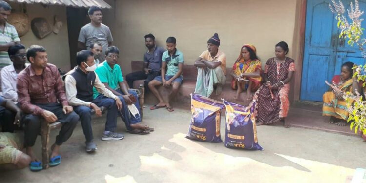 jamshedpur-rural-भाजपा नेता सरोज महापात्रा श्यामसुंदरपुर निवासी स्व फटिक महतो के परिजनों से मिलकर किया आर्थिक सहयोग