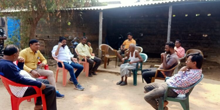 jamshedpur-rural-चाकुलिया निवासी कैंसर पीड़ित कल्याण दास के परिवार से मिले विधायक, हर संभव मदद करने का दिया आश्वासन jamshedpur-rural-चाकुलिया निवासी कैंसर पीड़ित कल्याण दास के परिवार से मिले विधायक, हर संभव मदद करने का दिया आश्वासन