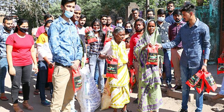 jamshedpur-देवनगर के झुग्गी-झोपड़ियों में वॉइस ऑफ ह्यूमैनिटी ने बांटे दिवाली पैक, सामान पाकर असहायों के खिले चेहरे