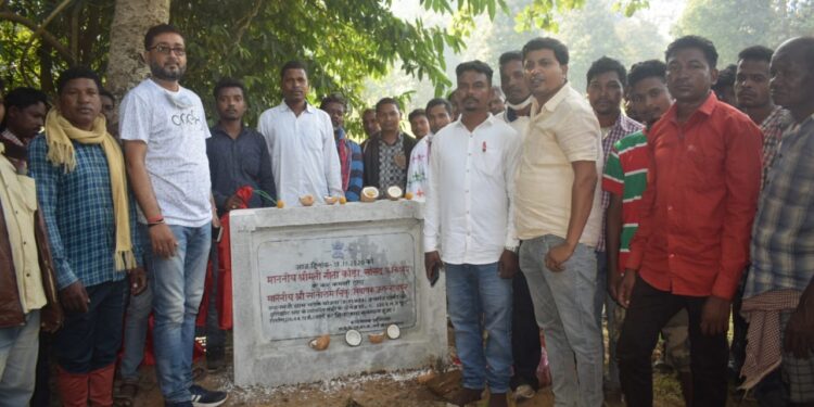 west-singhbhum-जिले के नक्सल प्रभावित क्षेत्र टोंटो में पुल-पुलिया का सांसद और विधायक प्रतिनिधि ने किया शिलान्यास, कहा- ग्रामीणों को होगी सहूलियत west-singhbhum-जिले के नक्सल प्रभावित क्षेत्र टोंटो में पुल-पुलिया का सांसद और विधायक प्रतिनिधि ने किया शिलान्यास, कहा- ग्रामीणों को होगी सहूलियत