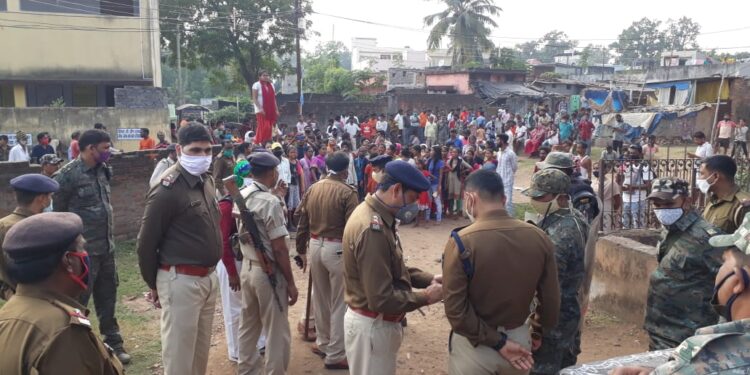 jamshedpur-big-incident-बिरसानगर में मंदिर पर कब्जा करने को लेकर पथराव, हंगामा, बवाल, झामुमो विधायक के ड्राइवर और परिजनों ने की तोड़फोड़, तीन से अधिक लोग घायल, पुलिस फोर्स तैनात-video jamshedpur-big-incident-बिरसानगर में मंदिर पर कब्जा करने को लेकर पथराव, हंगामा, बवाल, झामुमो विधायक के ड्राइवर और परिजनों ने की तोड़फोड़, तीन से अधिक लोग घायल, पुलिस फोर्स तैनात-video