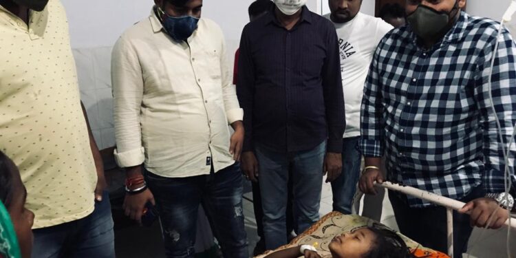 jamshedpur-rural-दीपावली में घर बनाने के लिए मिट्टी लेने बच्चे गए खेत, मिट्टी धसने से चार घायल, सीएचसी में चल रहा इलाज jamshedpur-rural-दीपावली में घर बनाने के लिए मिट्टी लेने बच्चे गए खेत, मिट्टी धसने से चार घायल, सीएचसी में चल रहा इलाज