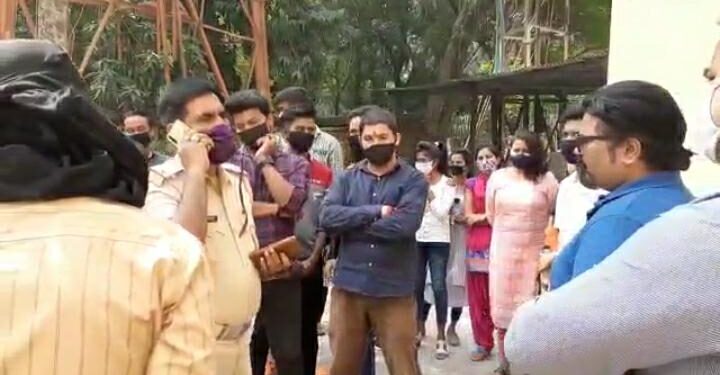 bsnl-employees-protest-बीएसएनएल के जमशेदपुर एक्सचेंज में हंगामा, 3 माह से वेतन के लिए भटक रहे अनुबंधित कर्मचारियों का सब्र दे गया जवाब, हंगामा के बाद पुलिस ने किया हस्तक्षेप