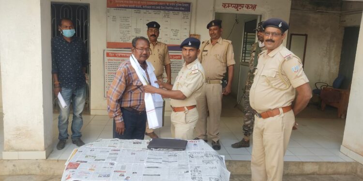 west- singhbhum-जगन्नाथपुर थाना प्रभारी मधुसूदन मोदक ने रिटायर भूतपूर्व कैप्टन कन्हैयालाल सिंकू को किया सम्मानित