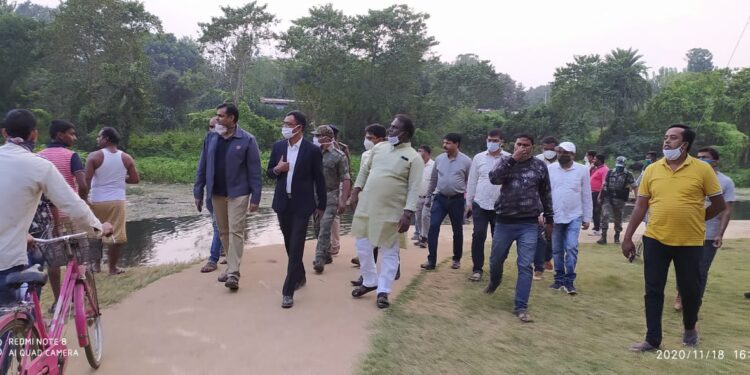west-singhbhum-चक्रधरपुर विधायक सुखराम उरांव, चाईबासा नगर परिषद के कार्यकारी अध्यक्ष समेत जिले के उपायुक्त व एसपी ने विभिन्न छठ घाटों का लिया जायजा, दिए आवश्यक दिशा निर्देश west-singhbhum-चक्रधरपुर विधायक सुखराम उरांव, चाईबासा नगर परिषद के कार्यकारी अध्यक्ष समेत जिले के उपायुक्त व एसपी ने विभिन्न छठ घाटों का लिया जायजा, दिए आवश्यक दिशा निर्देश