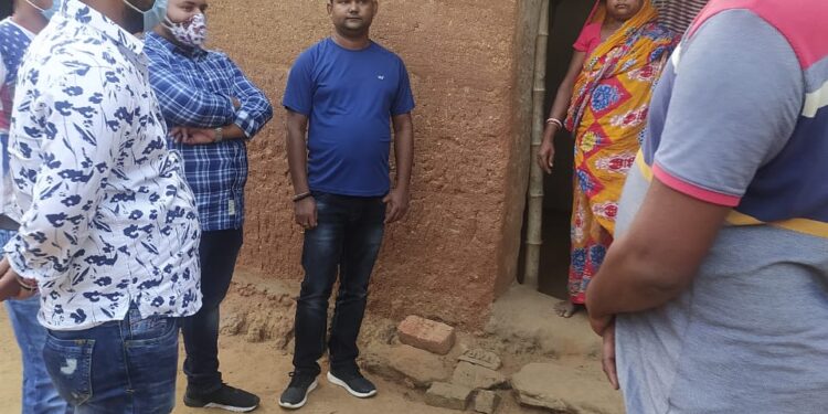jamshedpur-rural-तमिलनाडु के कोयम्बटूर में बड़शोल व गालूडीह की बेटी की सड़क हादसे में हुई मौत के बाद गांव में मातम, समीर सेना ने परिवार से मिलकर दिया सांत्वना, सांसद विद्युतवरण ने शव लाने की पहल की jamshedpur-rural-तमिलनाडु के कोयम्बटूर में बड़शोल व गालूडीह की बेटी की सड़क हादसे में हुई मौत के बाद गांव में मातम, समीर सेना ने परिवार से मिलकर दिया सांत्वना, सांसद विद्युतवरण ने शव लाने की पहल की