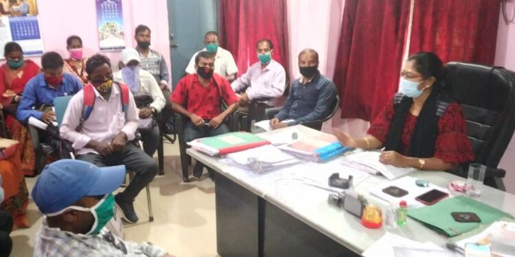 jamshedpur-rural-मुसाबनी बीडीओ ने पंचायत सचिवों के साथ बैठक कर पीएम आवास योजना की समीक्षा की, लंबित योजना को जल्द पूर्ण करने का दिया निर्देश