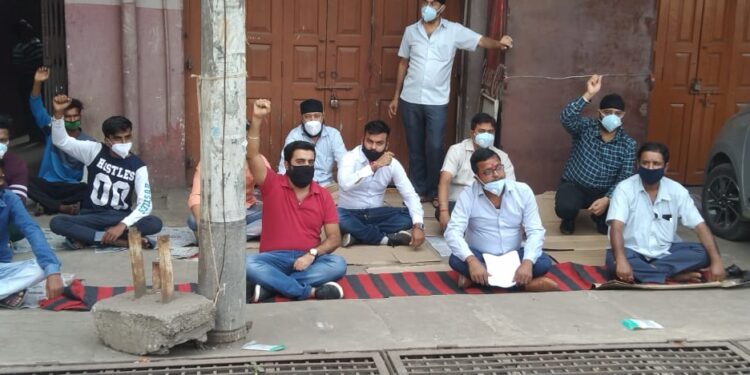 jamshedpur-crackers-businessmen-जमशेदपुर के पटाखा कारोबारियों आंदोलित, प्रशासन की दबिश के खिलाफ दिया धरना, विरोध तेज करने की चेतावनी-video jamshedpur-crackers-businessmen-जमशेदपुर के पटाखा कारोबारियों आंदोलित, प्रशासन की दबिश के खिलाफ दिया धरना, विरोध तेज करने की चेतावनी-video
