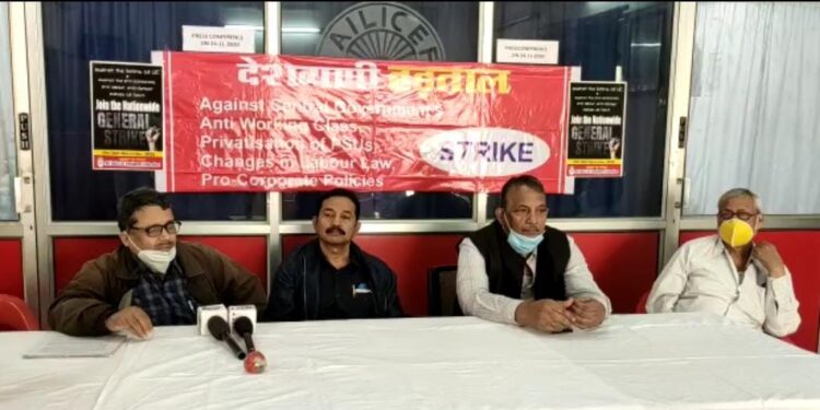 Jamshedpur : जंगली मार्केट के अस्तित्व को लेकर झारखंड मजदूर यूनियन का मुख्यालय में किया प्रदर्शन, दुलाल भुइयां ने लगाया साजिश के तहत मार्केट को बड़े कारोबारियों को देने का आरोप Jamshedpur : जंगली मार्केट के अस्तित्व को लेकर झारखंड मजदूर यूनियन का मुख्यालय में किया प्रदर्शन, दुलाल भुइयां ने लगाया साजिश के तहत मार्केट को बड़े कारोबारियों को देने का आरोप
