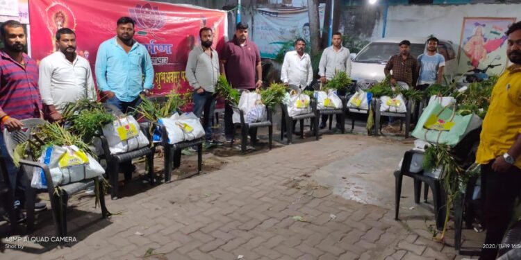 Jamshedpur : कोविड को ध्यान में रखते हुए अर्पण ने 301 घरों तक पहुंचायी पूजन सामग्री Jamshedpur : कोविड को ध्यान में रखते हुए अर्पण ने 301 घरों तक पहुंचायी पूजन सामग्री