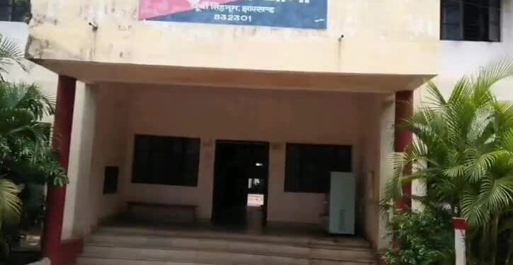 चाकुलिया : सड़क किनारे गड्डा में फंसकर पिकअप वेन पलटी