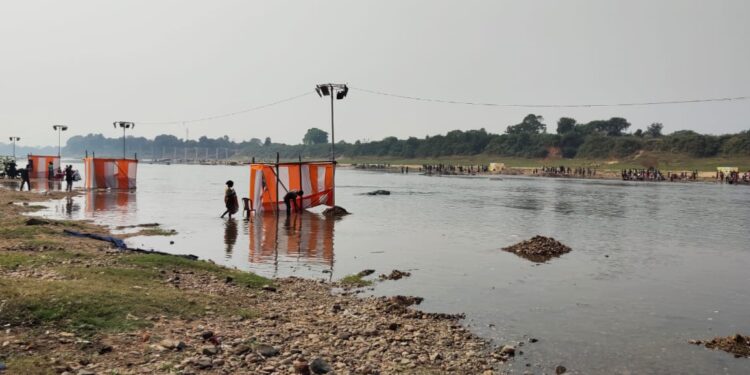 jamshedpur-chath-छठव्रतियों की भीड़ घाटों की ओर बढ़ी, जानें कब है शाम और सुबह के अर्घ्य देने का समय, रांची से लेकर जमशेदपुर और तमाम जिलों में अर्घ्य देने का समय जानें