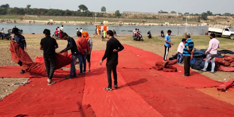 jamshedpur-model-chhath-ghat-जमशेदपुर का मॉडल छठ घाट है महाकालेश्वर छठ घाट, छठव्रतियों की सेवा का दिखता है यहां जज्बा, ”रेड कारपेट” से होता है ”व्रतियों” का स्वागत, सलाम कीजिये इन सेवकों को jamshedpur-model-chhath-ghat-जमशेदपुर का मॉडल छठ घाट है महाकालेश्वर छठ घाट, छठव्रतियों की सेवा का दिखता है यहां जज्बा, ”रेड कारपेट” से होता है ”व्रतियों” का स्वागत, सलाम कीजिये इन सेवकों को