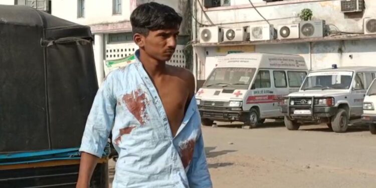 jamshedpur-crime-धातकीडीह में युवक पर चाकू से हमला, सरेआम सड़क पर खून-खराबा से दहशत में लोग-video jamshedpur-crime-धातकीडीह में युवक पर चाकू से हमला, सरेआम सड़क पर खून-खराबा से दहशत में लोग-video