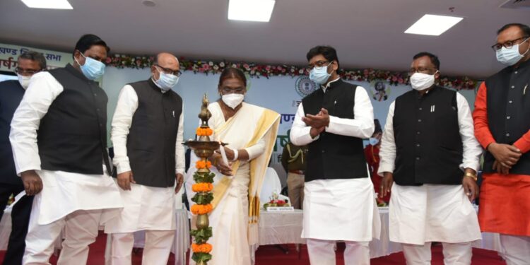 20th-Establishment-Day-of-Jharkhand-Legislative-Assembly : समारोहपूर्वक मना झारखण्ड विधानसभा की 20वां स्थापना दिवस, विधायक नलिन सोरेन उत्कृष्ट विधायक के सम्मान से अलंकृत, राज्यपाल ने कहा-उल्लास के साथ कमियों के मंथन का समय, मुख्यमंत्री ने कहा-कोरोना के साथ जंग को आमजनों के सहयोग से जीता जा सकता है 20th-Establishment-Day-of-Jharkhand-Legislative-Assembly : समारोहपूर्वक मना झारखण्ड विधानसभा की 20वां स्थापना दिवस, विधायक नलिन सोरेन उत्कृष्ट विधायक के सम्मान से अलंकृत, राज्यपाल ने कहा-उल्लास के साथ कमियों के मंथन का समय, मुख्यमंत्री ने कहा-कोरोना के साथ जंग को आमजनों के सहयोग से जीता जा सकता है