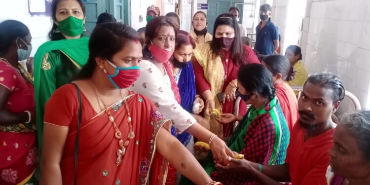 Jamshedpur : सेवा संस्था ने एमजीएम अस्पताल में मरीजों के बीच किया खाद्य सामग्री का वितरण Jamshedpur : सेवा संस्था ने एमजीएम अस्पताल में मरीजों के बीच किया खाद्य सामग्री का वितरण