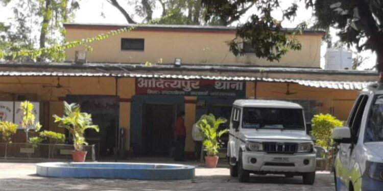 Adityapur-One-Arrested : आदित्यपुर के जयप्रकाश उद्यान में हथियार लेकर घूम रहा युवक गिरफ्तार, बिहार के गया जिले का रहनेवाला है युवक Adityapur-One-Arrested : आदित्यपुर के जयप्रकाश उद्यान में हथियार लेकर घूम रहा युवक गिरफ्तार, बिहार के गया जिले का रहनेवाला है युवक