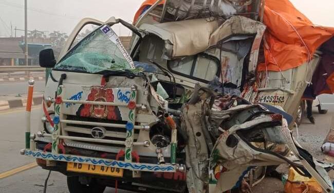 jamshedpur-highway-accident-जमशेदपुर आ रहा “छोटा हाथी” बहरागोड़ा में दुर्घटनाग्रस्त, एक की मौत, एक घायल jamshedpur-highway-accident-जमशेदपुर आ रहा “छोटा हाथी” बहरागोड़ा में दुर्घटनाग्रस्त, एक की मौत, एक घायल