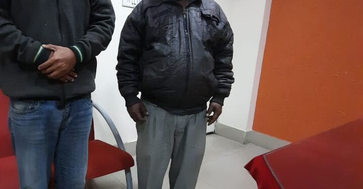 Jamshedpur-Fraud : महिला से खून दिलाने के नाम पर लिए पैसे, भाजपा नेता का फर्जी हस्ताक्षर कर ब्लड बैंक से खून लेने की कोशिश में पकड़ाए दो युवक