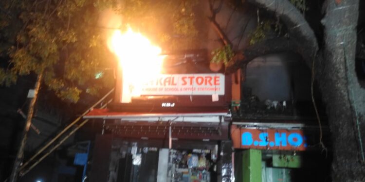 jamshedpur-sakchi-bazaar-fire-साकची बाजार में देर रात लगी आग-video, 4 घण्टे में 20 दमकलों ने आग पर पाया काबू, 10 दुकान जलकर खाक-video