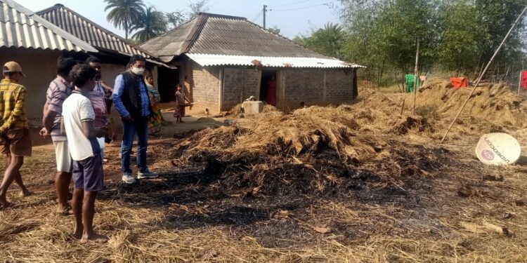 jamshedpur- rural- युवा संघर्ष वाहिनी बहरागोड़ा के सदस्यों ने ग्रामीण चिकित्सकों को सम्मानित किया jamshedpur- rural- युवा संघर्ष वाहिनी बहरागोड़ा के सदस्यों ने ग्रामीण चिकित्सकों को सम्मानित किया